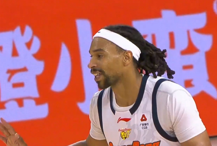 广东狂胜合肥33分:徐杰23+6+7三分 胡明轩复出10分