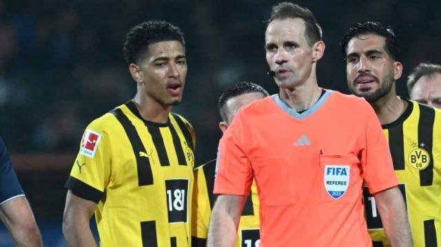 1682810520899040494.jpg 开云官网-【早报】35岁本泽马半场戴帽!15岁巴萨小将上演首秀