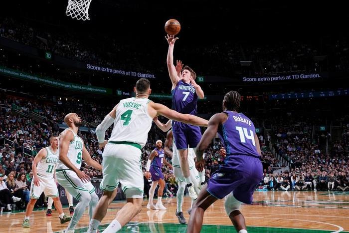 开云体育官方网站-1战轰进29个三分球！黄蜂大胜凯尔特人，证明湖人的1个操作太关键