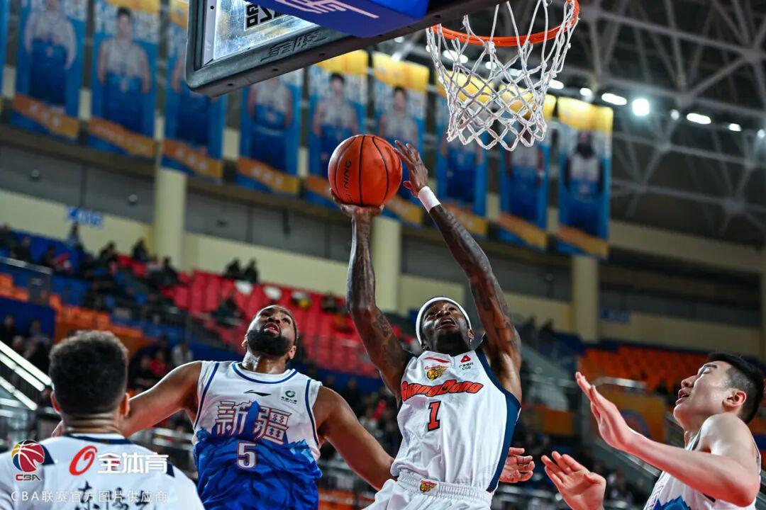开云体育官方网站-下半场进攻乏力，华南虎客场憾负新疆